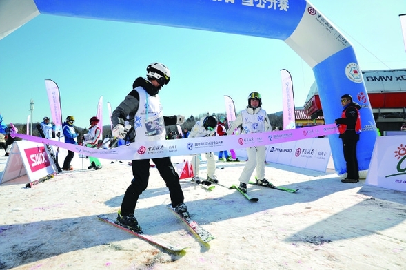 国际高山定点滑雪公开赛激战亚布力
