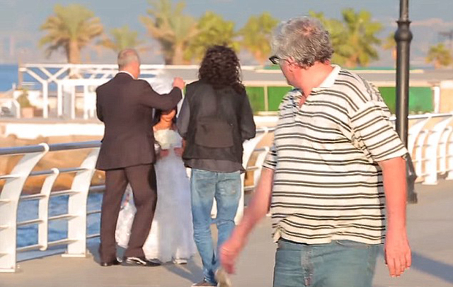 黎巴嫩街头12岁女孩与老男人拍婚纱照 揭露童婚现象
