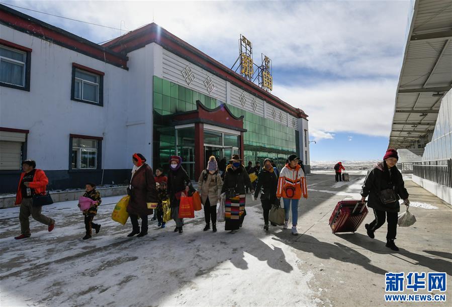 西藏高海拔火车站出行忙（图）