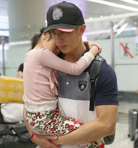 吴尊抱着女儿