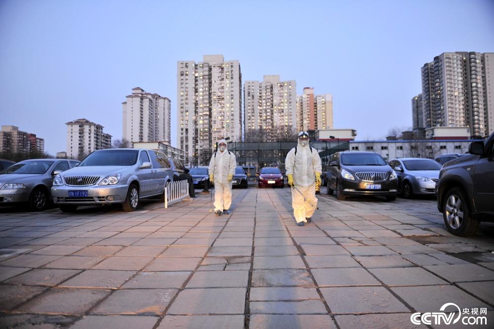 「央视网」是战“疫”者，也是妈妈：负重40斤，24层楼一天爬6次，愿所有孩子呼吸新鲜空气