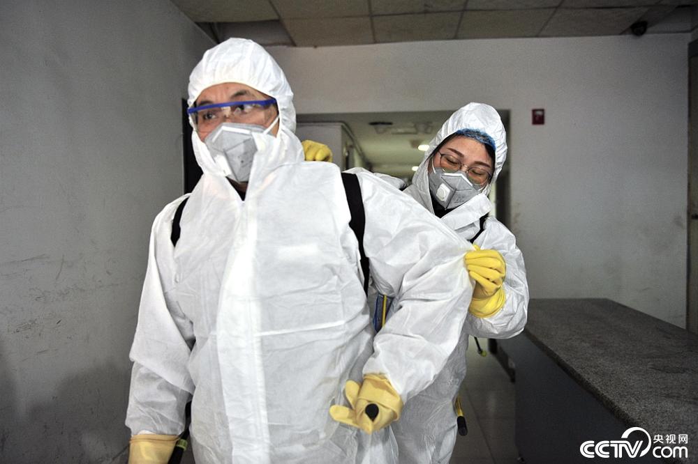 「央视网」是战“疫”者，也是妈妈：负重40斤，24层楼一天爬6次，愿所有孩子呼吸新鲜空气