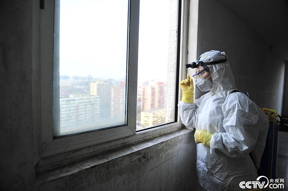 「央视网」是战“疫”者，也是妈妈：负重40斤，24层楼一天爬6次，愿所有孩子呼吸新鲜空气