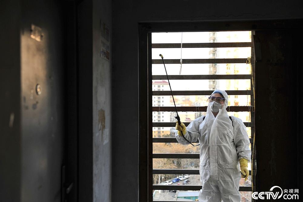 「央视网」是战“疫”者，也是妈妈：负重40斤，24层楼一天爬6次，愿所有孩子呼吸新鲜空气