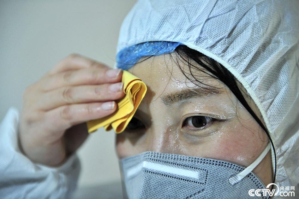 「央视网」是战“疫”者，也是妈妈：负重40斤，24层楼一天爬6次，愿所有孩子呼吸新鲜空气