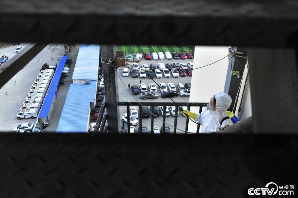 「央视网」是战“疫”者，也是妈妈：负重40斤，24层楼一天爬6次，愿所有孩子呼吸新鲜空气