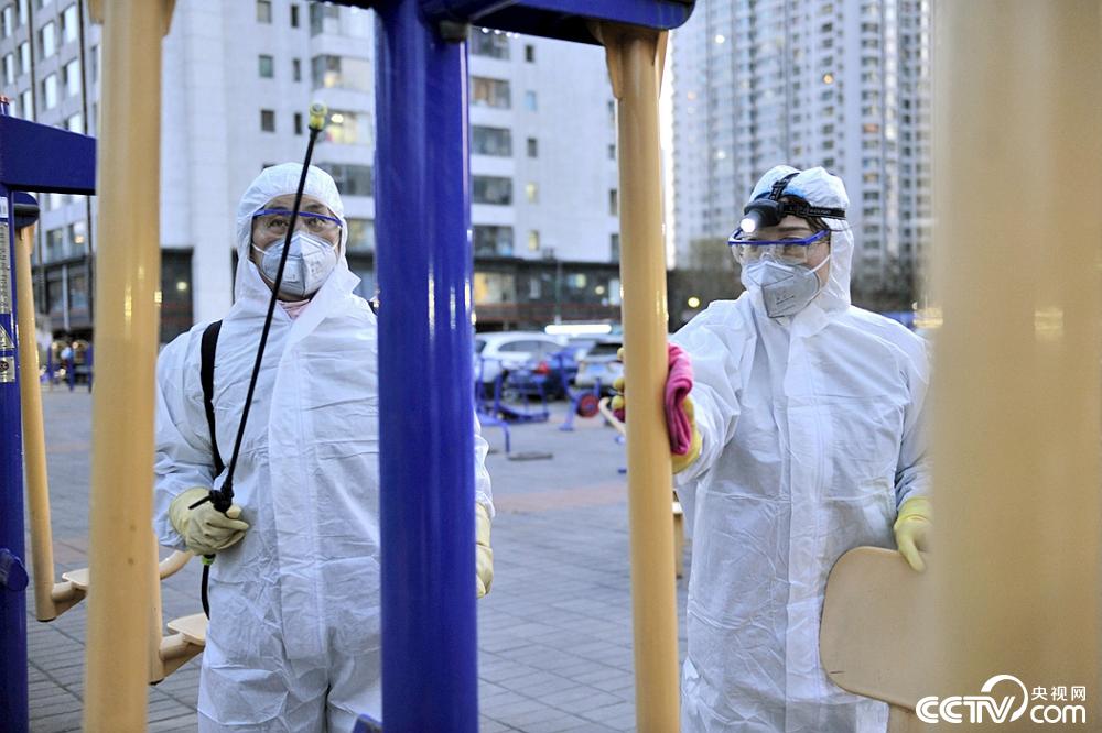 「央视网」是战“疫”者，也是妈妈：负重40斤，24层楼一天爬6次，愿所有孩子呼吸新鲜空气