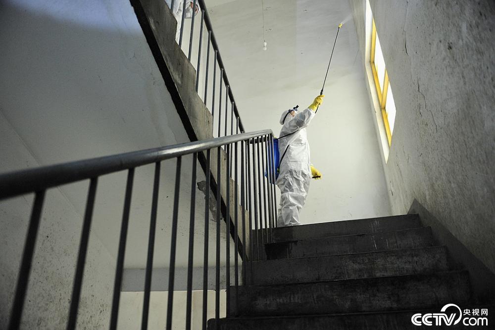 「央视网」是战“疫”者，也是妈妈：负重40斤，24层楼一天爬6次，愿所有孩子呼吸新鲜空气