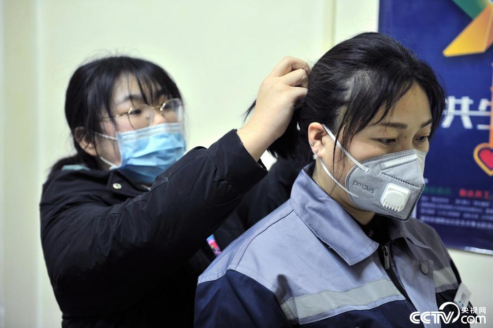 「央视网」是战“疫”者，也是妈妈：负重40斤，24层楼一天爬6次，愿所有孩子呼吸新鲜空气