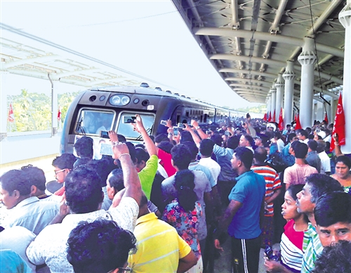 中企承建斯里兰卡铁路项目试通车