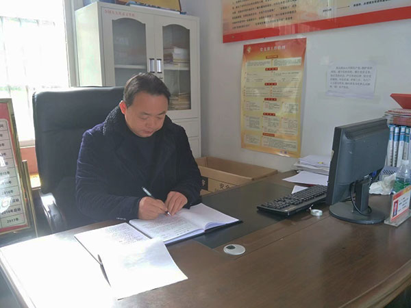 全国人大代表,丹棱县龙鹄村党支部书记罗朝运在村委会办公室工作.