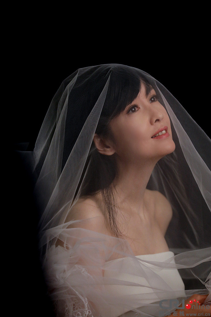 49岁周慧敏演唱会海报唯美惊艳 容颜不老 - 国际在线移动版