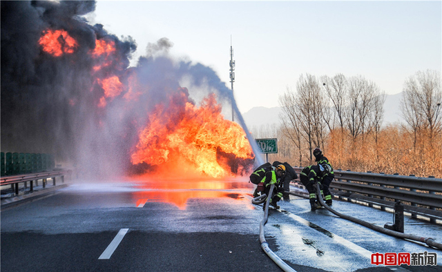 北京6环路一载30吨油罐车起火爆炸