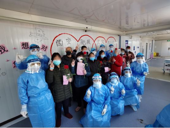 「中国军网」这个捧着“显微镜”工作的队员，在抗疫一线有首独特的《一二三四歌》