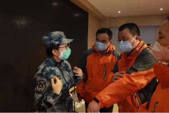 「中国军网」这个捧着“显微镜”工作的队员，在抗疫一线有首独特的《一二三四歌》