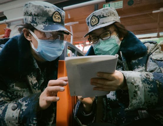 「中国军网」这个捧着“显微镜”工作的队员，在抗疫一线有首独特的《一二三四歌》