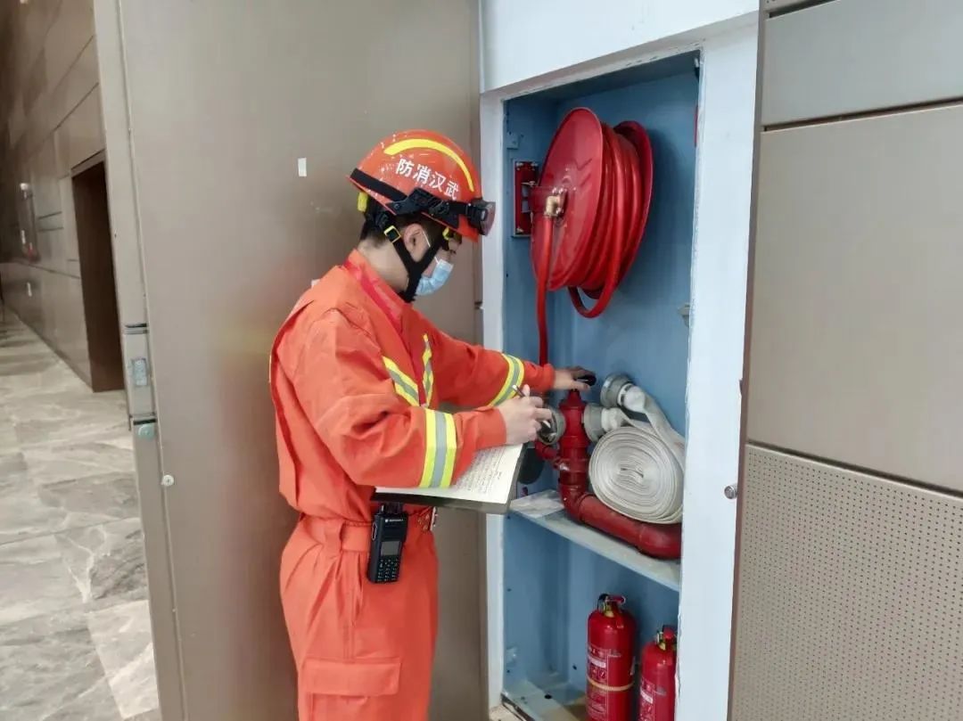 国际在线@“三种”守护色“战疫”一家人