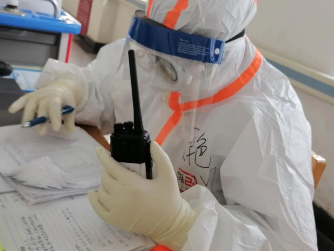 「解放军报」战“疫”夫妻档：让我们一起守护我们的武汉！