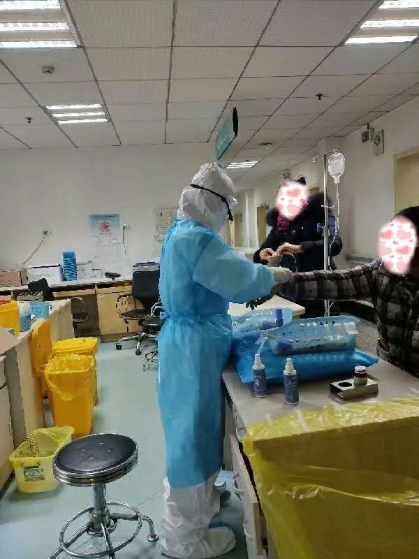 「解放军报」战“疫”夫妻档：让我们一起守护我们的武汉！