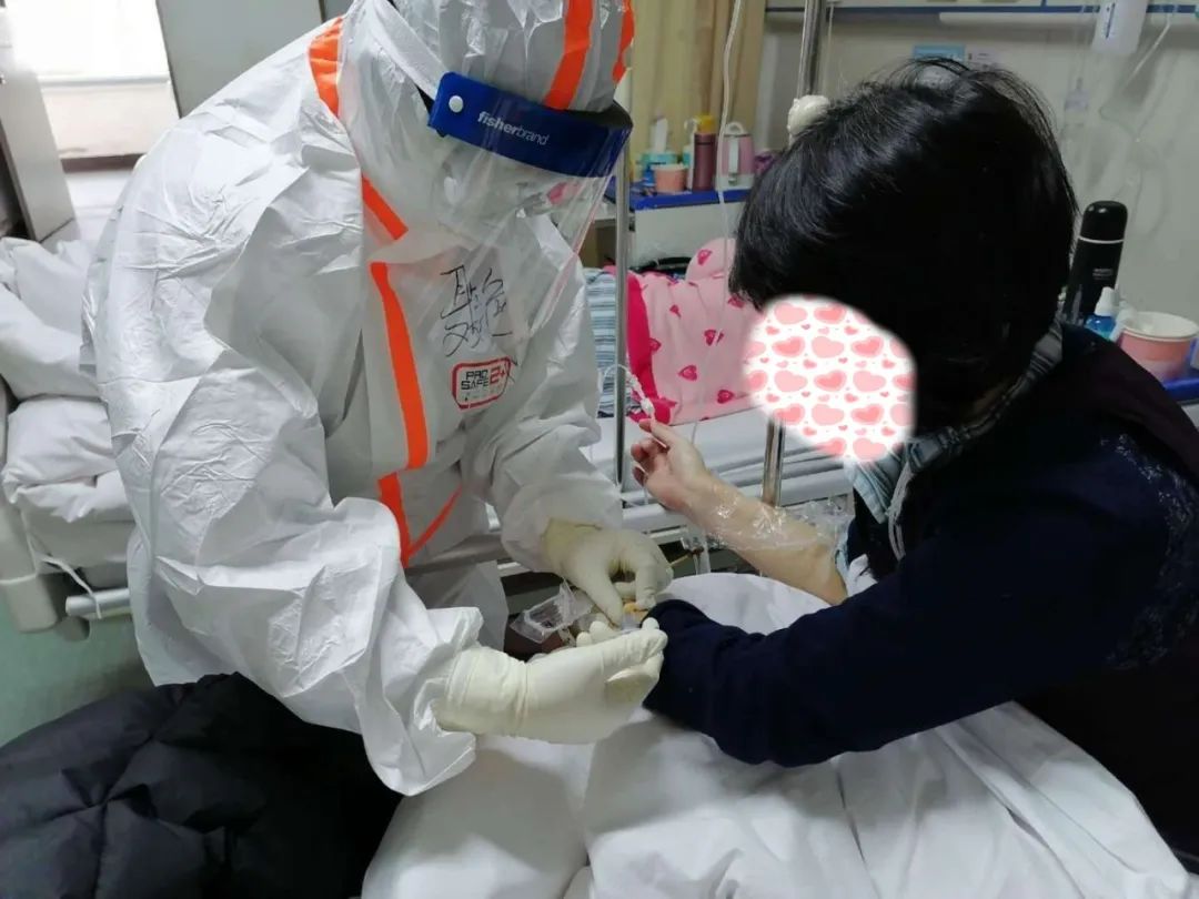 「解放军报」战“疫”夫妻档：让我们一起守护我们的武汉！