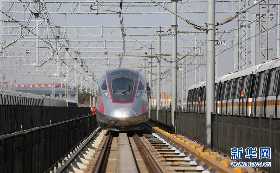 新华网@青岛：中车四方复产后首列“复兴号”动车组下线