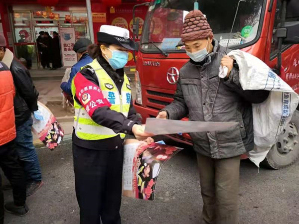 【B】重庆涪陵：女警志愿服务队进场镇 便民服务零距离