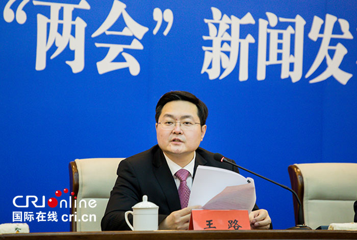 长春市委常委,常务副市长王路在新闻发会上介绍情况.吴庆年 摄影