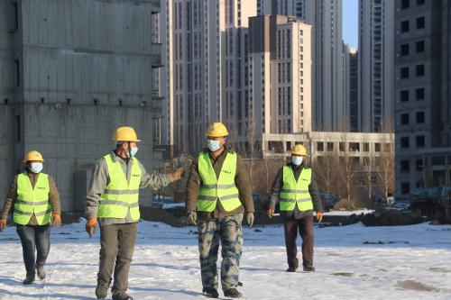哈尔滨新区“点对点”接回的首批农民工上岗