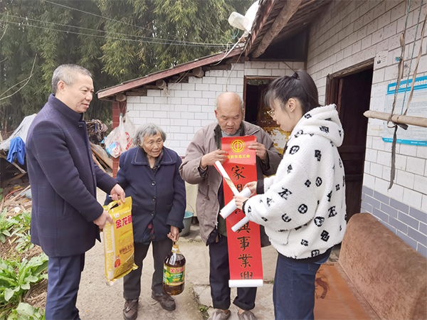 自贡市总工会节前慰问贫困户 温暖帮扶暖人心