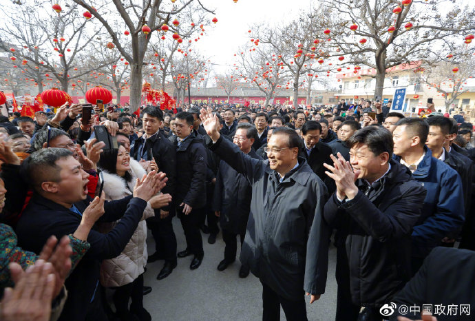 李克強(qiáng)山西運(yùn)城趕年集，一路下來(lái)買了四種年貨