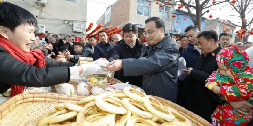 李克强山西运城赶年集,一路下来买了四种年货