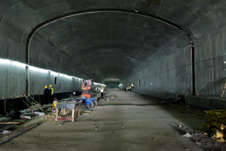 西安市首条下穿灞河隧道向东路下穿灞河隧道提前两个月实现洞通