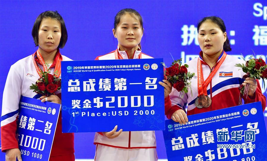 【焦点图】【福州】【移动版】【Chinanews带图】举重——世界杯赛：邓薇包揽女子64公斤级冠军并打破三项世界纪录