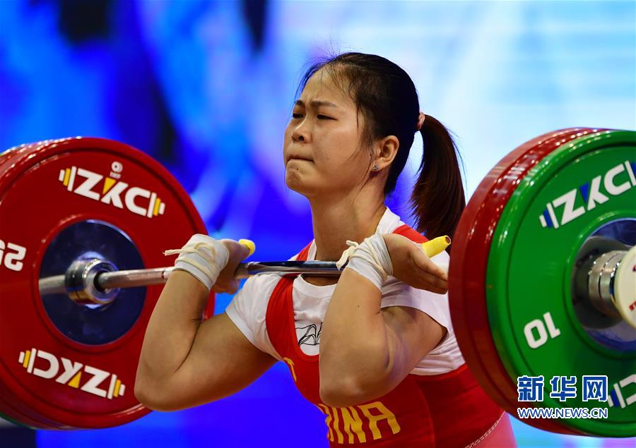 【焦点图】【福州】【移动版】【Chinanews带图】举重——世界杯赛：邓薇包揽女子64公斤级冠军并打破三项世界纪录