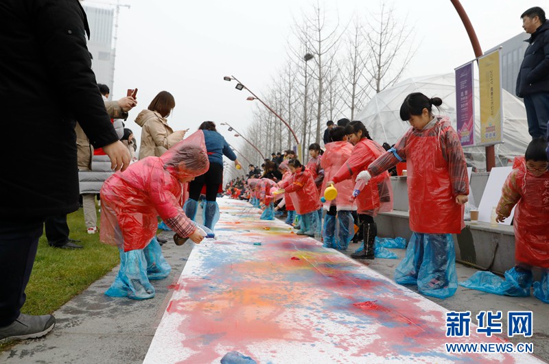 138名孩子在南京青奥轴线旁绘出自己心中的创新名城