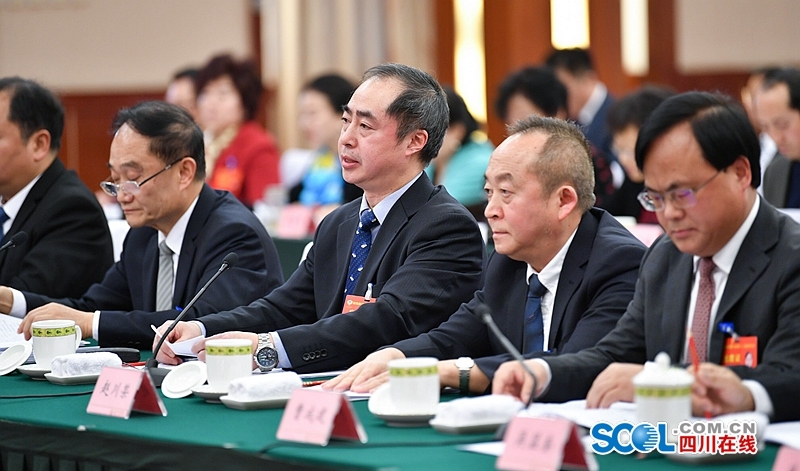 （头条，导航成都）彭清华参加省政协十二届二次会议联组讨论会