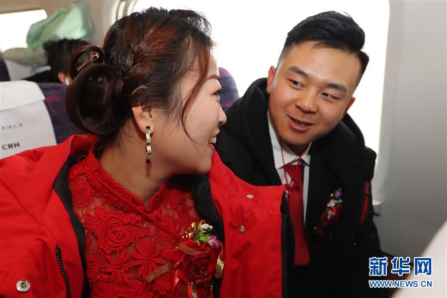 甘肃张掖:乘坐高铁迎新娘 甘肃张掖:乘坐高铁迎新娘