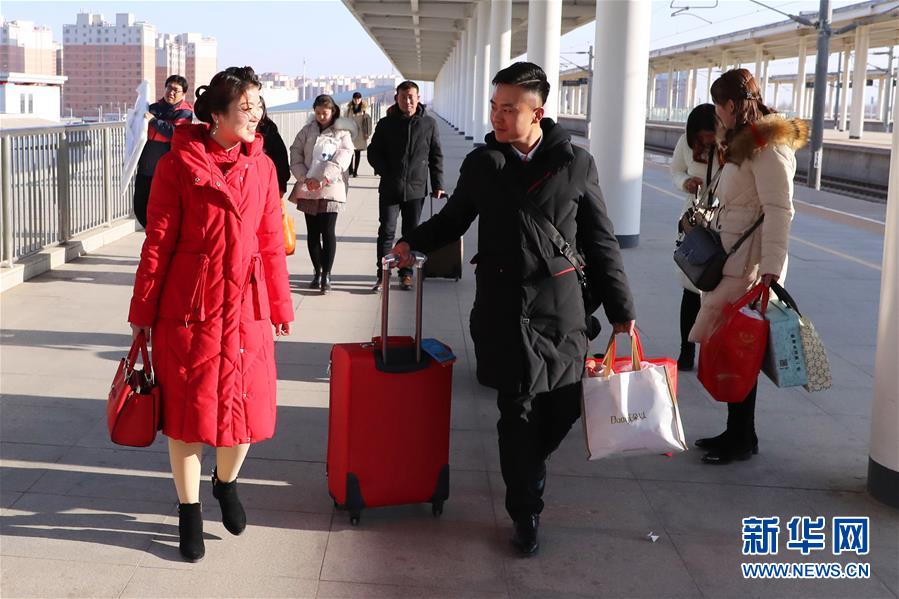 甘肃张掖:乘坐高铁迎新娘 甘肃张掖:乘坐高铁迎新娘