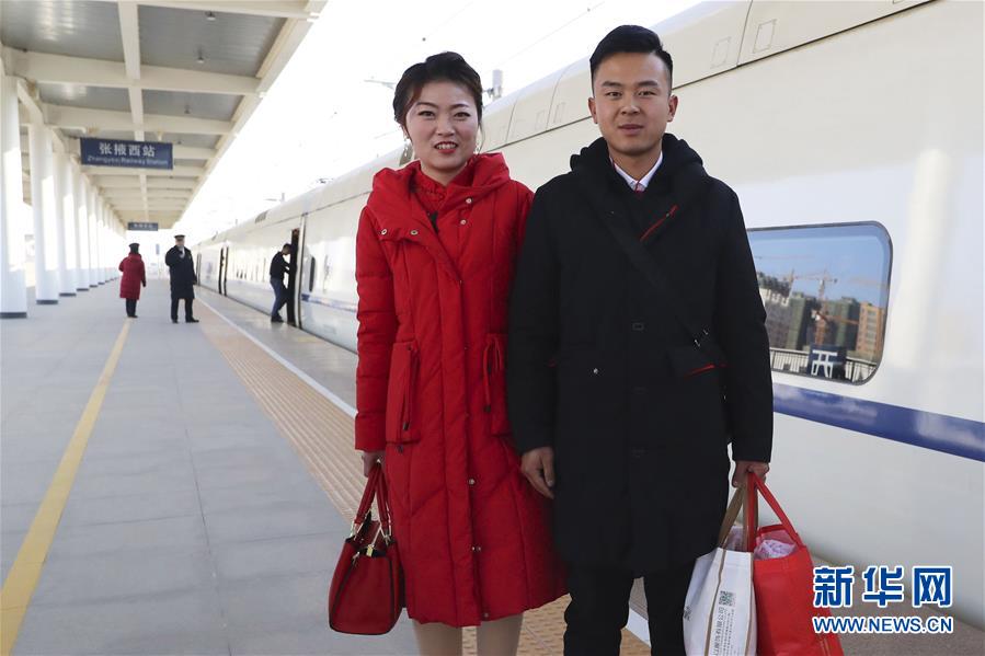 甘肃张掖:乘坐高铁迎新娘 甘肃张掖:乘坐高铁迎新娘
