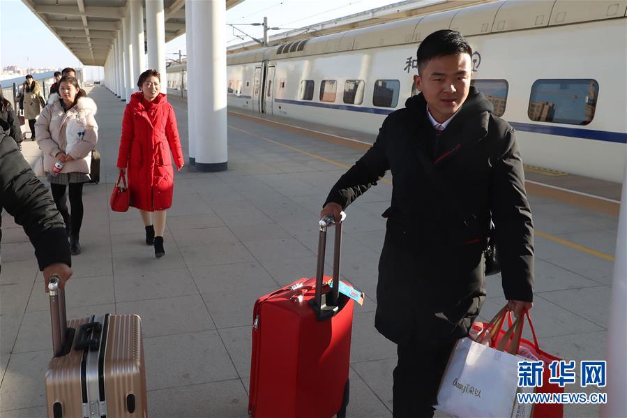 甘肃张掖:乘坐高铁迎新娘 甘肃张掖:乘坐高铁迎新娘