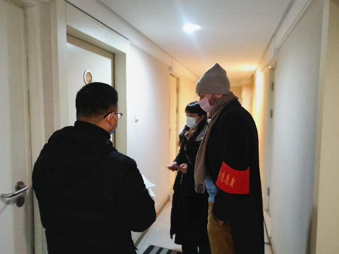 「光明网」政频道> 国内 > 正文 一个“洋”志愿者的中国心：“疫情当前，不分国籍，人人尽责！”