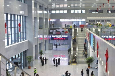 【河南在线-文字列表】【移动端-文字列表】整修一新的信阳火车站1月16日起正式开通运营