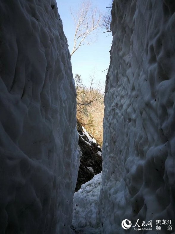 凤凰山建成100米长的冰雪隧道 五月可玩雪