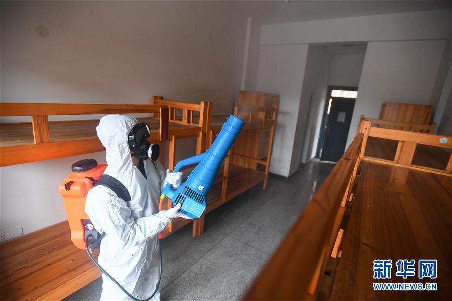 新华网@校园消毒防疫备开学
