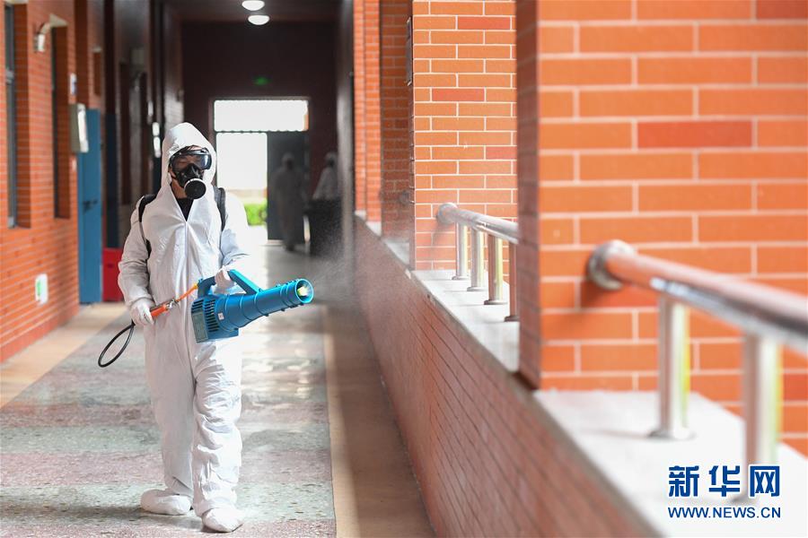 新华网@校园消毒防疫备开学
