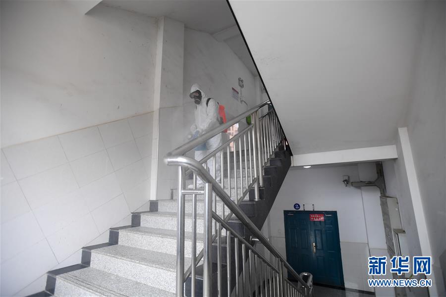 新华网@校园消毒防疫备开学