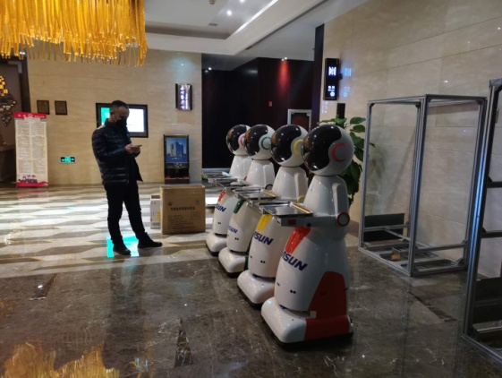 沈阳浑南区：免接触送餐机器人 助力疫情防控工作