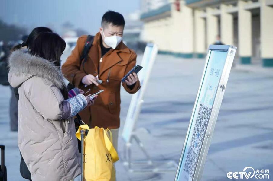 按照疫情防控要求，鐵路部門對客運站售票廳、候車室、電梯、衛(wèi)生間等公共區(qū)域，每4小時不少于一次預防性消毒，每周不少于一次全面預防性消毒。加強旅客體溫檢測，在列車上設置隔離席位，加強站車發(fā)熱旅客的應急處置，按規(guī)定做好列車的防疫消殺工作，堅持人物同防。