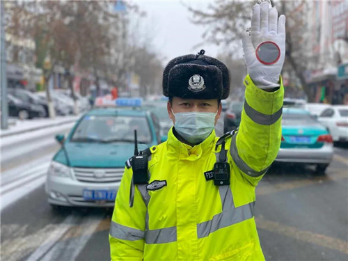 【组图】【黑龙江】【供稿】黑河：寒雪纷飞春料峭 交警奋战保平安