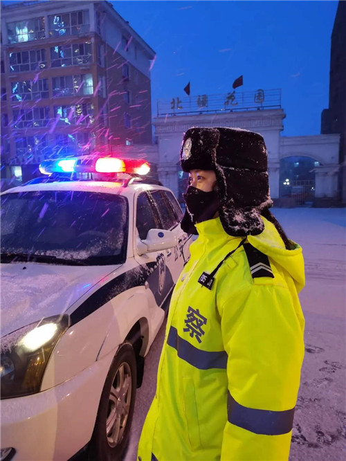 北安市公安交通警察大队交警夜晚冒雪执勤 供图 黑河市公安交通警察